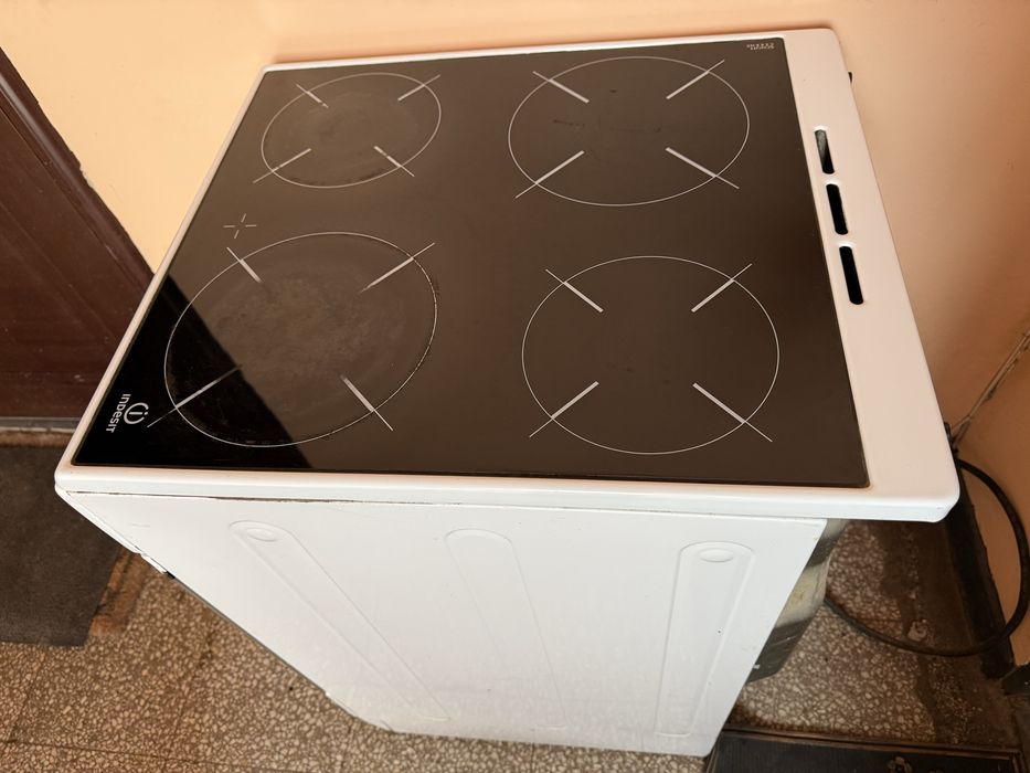 Стъклокерамична готварска печка Indesit K3C51(W)