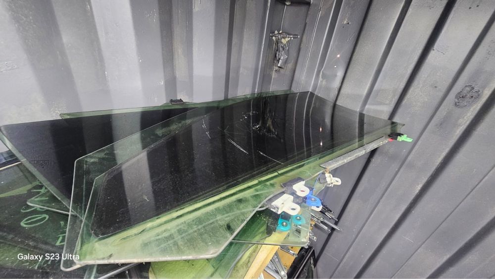 Стекло задний двери глухой