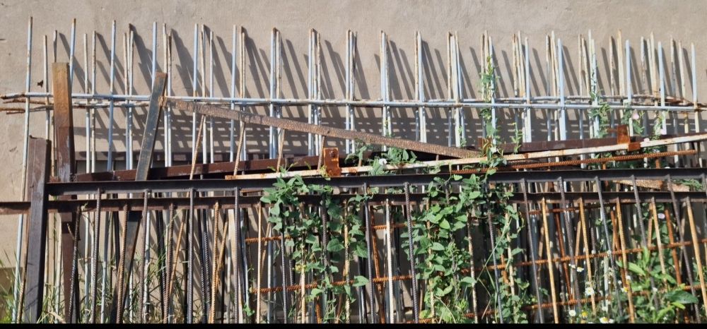 Забор железное ограждение.