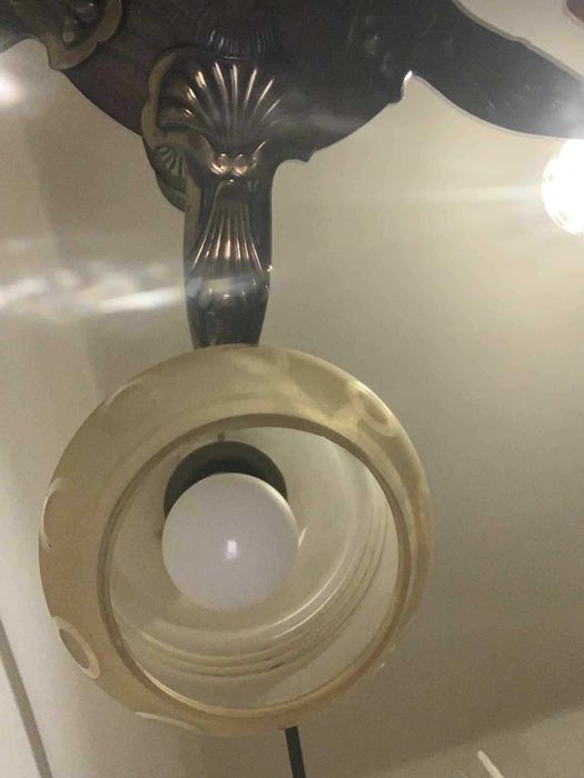 Candelabru cu cinci brate din bronz si ornament din lemn