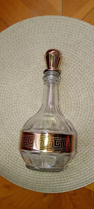 Стеклянный графин.