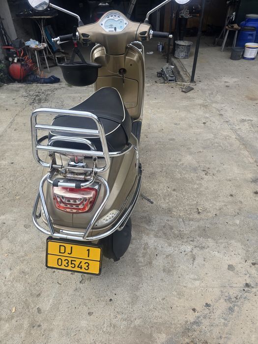 Vand Piaggio Vespa 2011 Cu Limitare de 25 Fără permis