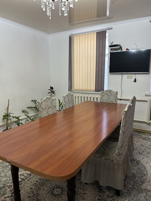 столь и стулья для гостей