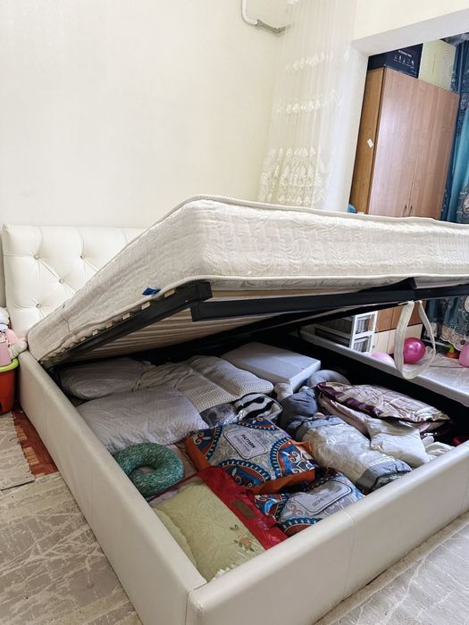 кровать для спальни