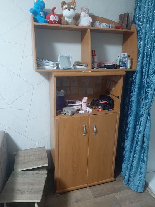 Шкафы и полки для зала