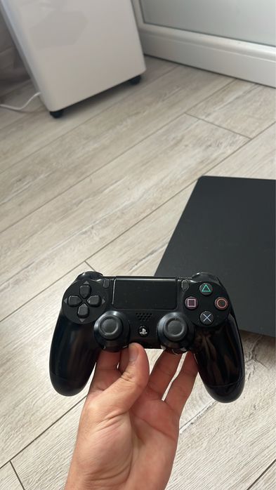 PS4 Slim 500GB-плюс 7 игри от снимката  със игрите цената е 170 без тях 150!