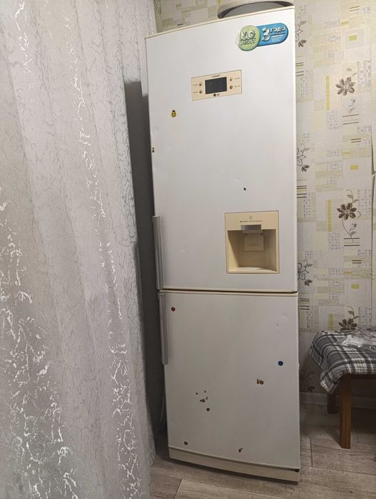 Продам двухкамерный холодильник LG