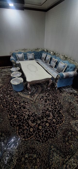 "Katta mexmonxonalar uchun hashamatli mebel jamlanmasi.