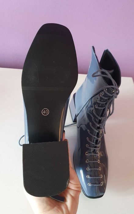 Стилни лачени боти