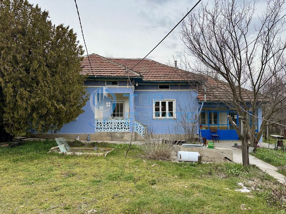 Здрава тухлена къща с кладенец и голям двор в село Сушица, област Вел