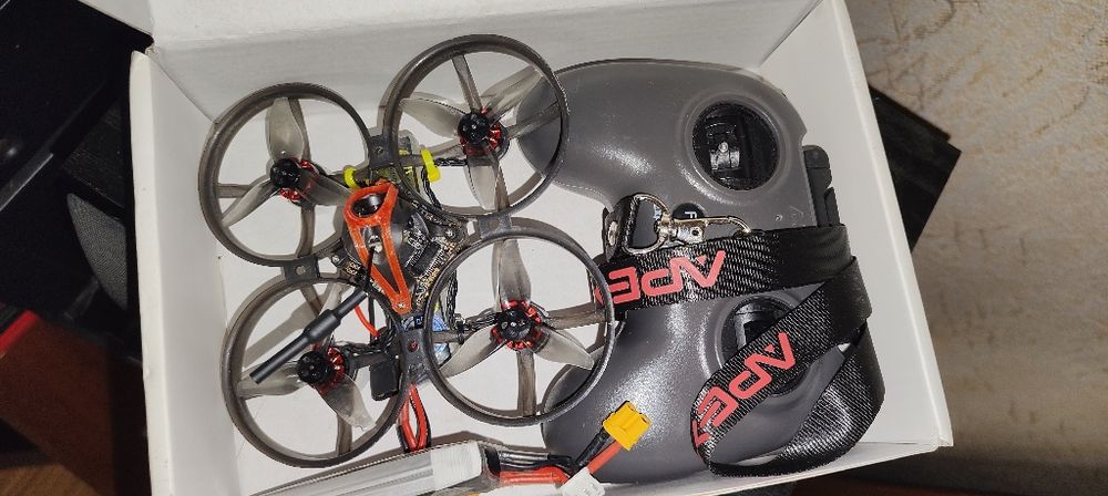 FPV квадракоптер mobula8