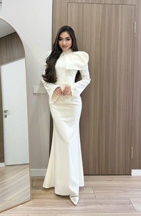 Шикарное вечернее белый платье с кейпом