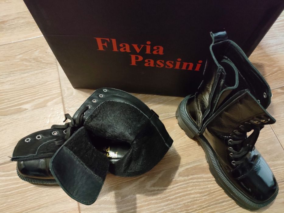 Ghete piele lăcuită Flavia Passini, mărime 37