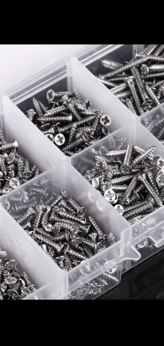 Cutie cu 800 holsuruburi