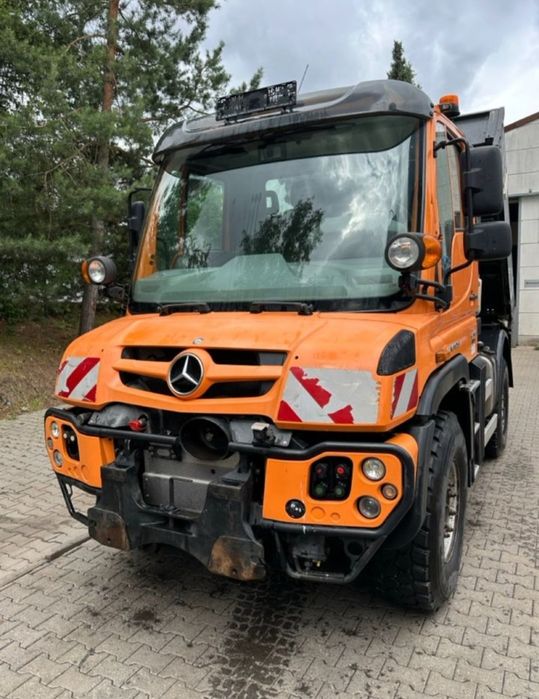 Mercedes-Benz Unimog echipat cu lama de zăpadă si sararita tva inclus