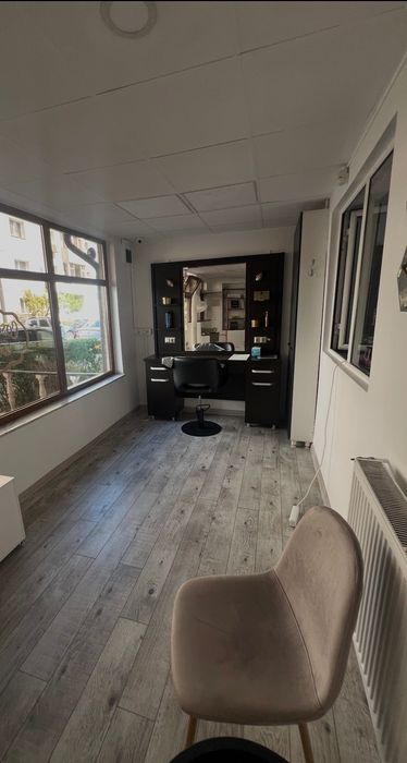 Se închiriază posturi în salon pe termen lung la preț avantajos .