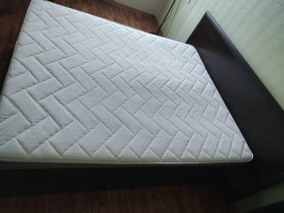 Продам кровать с матрасом