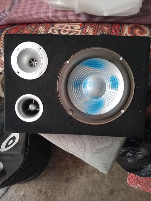 Разчиствам гаража две тонколони и една бас каса за 150 лева.