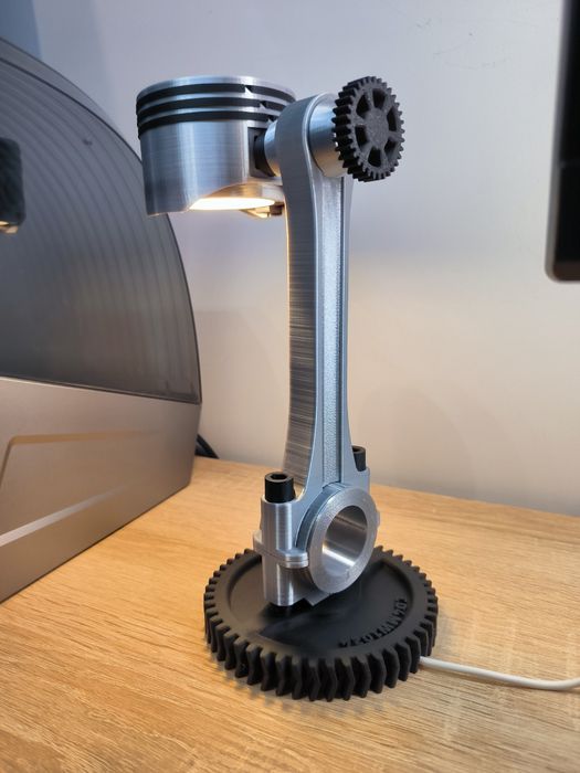 Lampa de birou in forma de piston, pentru pasionati