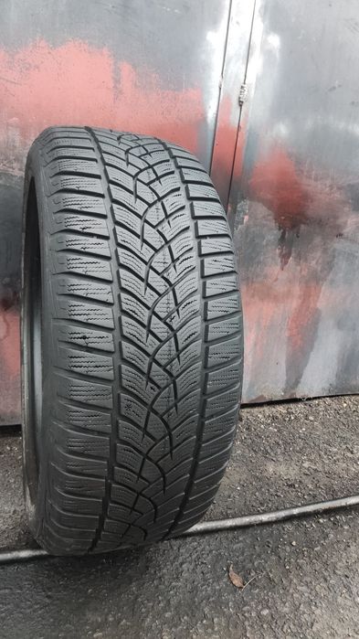 1бр. зимна гума 215/50/17 GoodYear Ultra Grip Performance 
dot22
6.8mm