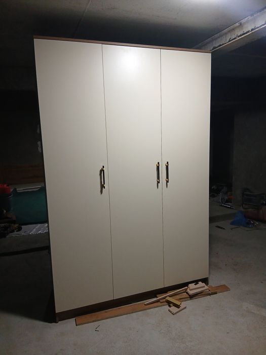 Shkaf kiyimlar uchun (3 tabaqali)