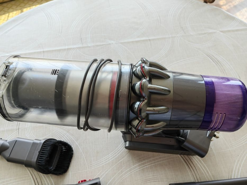 Прахосмукачка Dyson V 11