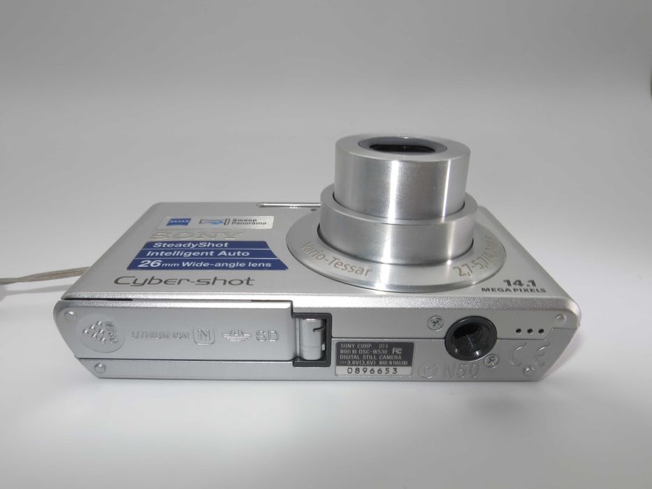 Sony Cyber-shot DSC W530 ултра компактен цифров фотоапарат в сребърен цвят, малка дигитална камера 14MP, в чудесно състояние, работи перфектно