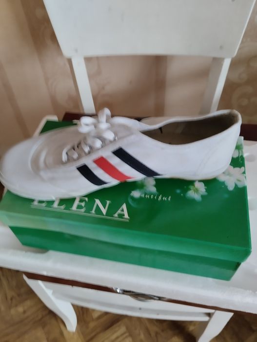 Продам кеды белые