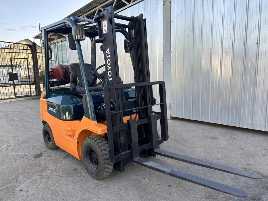 Вилочный погрузчик (кара)