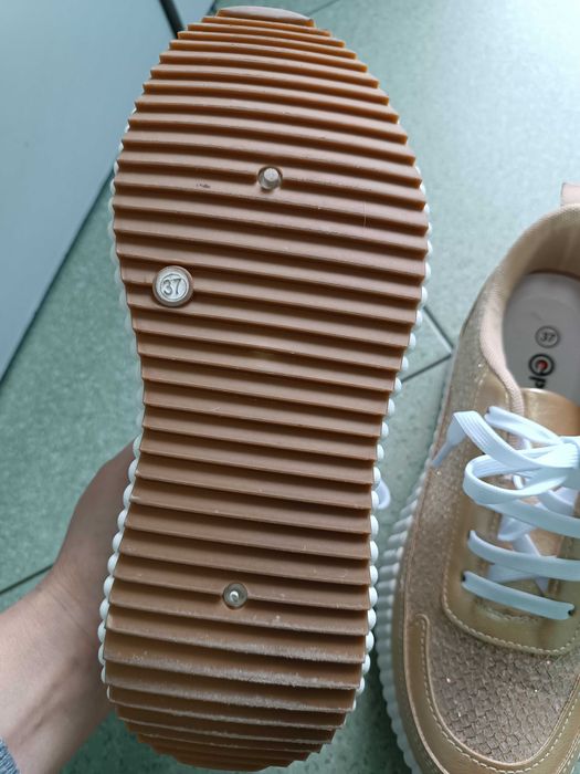 Продавам маратонки