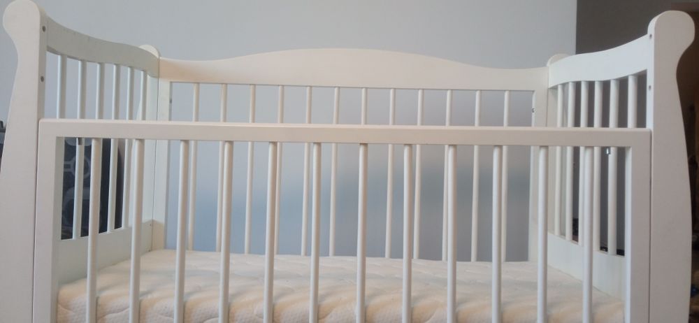 Манеж с матрасом и маятником