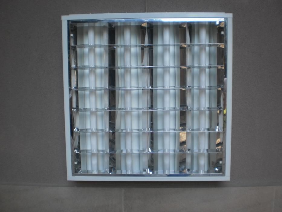 Продавам луминисцентно осветително тяло с корпус от бяла ламарина за в