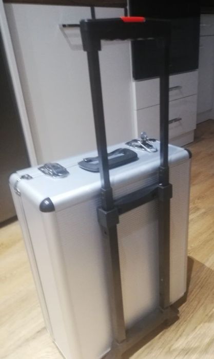 Продавам куфар със инструменти