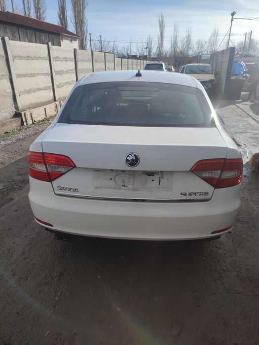 Dezmembram Skoda Superb 2014 usa fata stanga/usa spate stanga