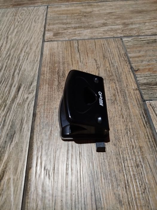 Продам дырокол .