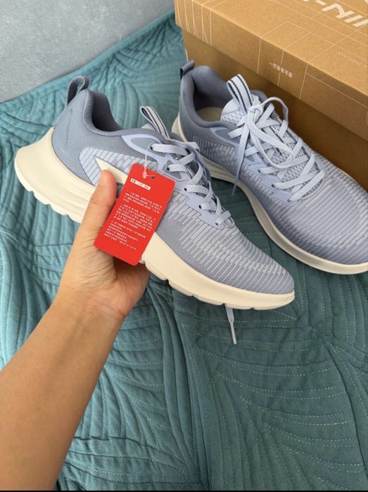 Кроссовки LINING новые продам