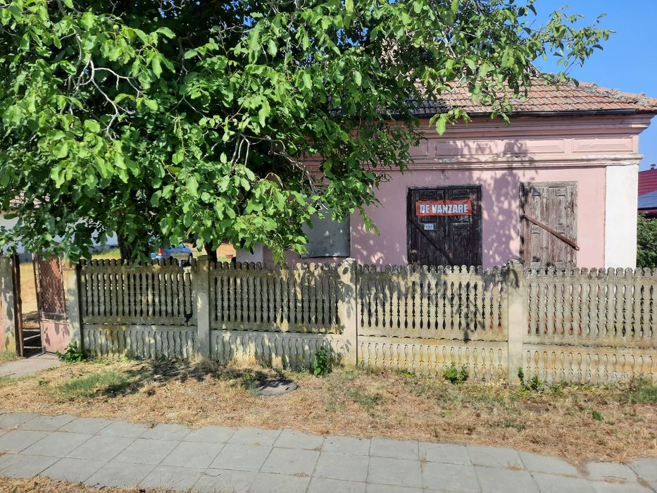 vînd casă 4 camere  la șoseaua principală