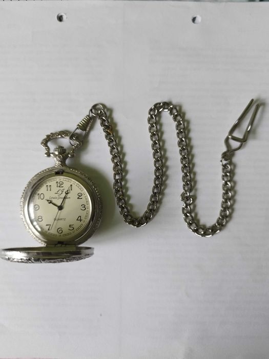 Карманные часы с цепочкой.