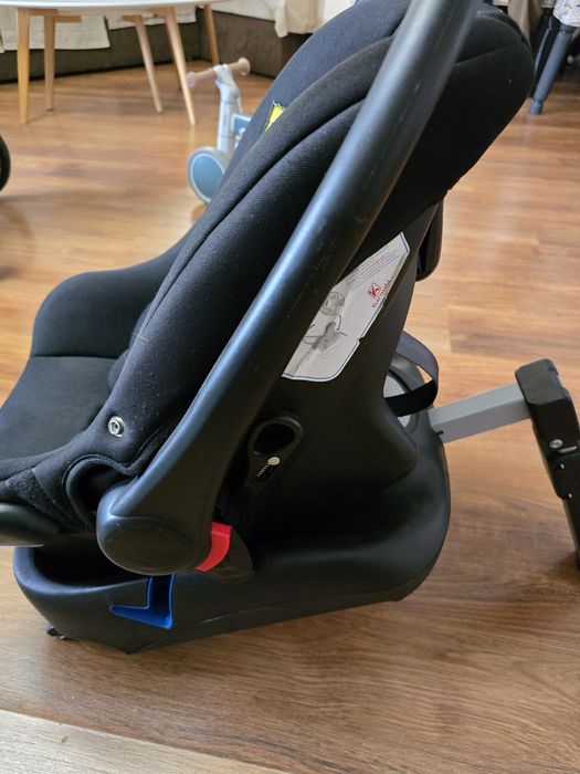 Scoica auto bebe + baza Isofix Karwala – stare foarte buna