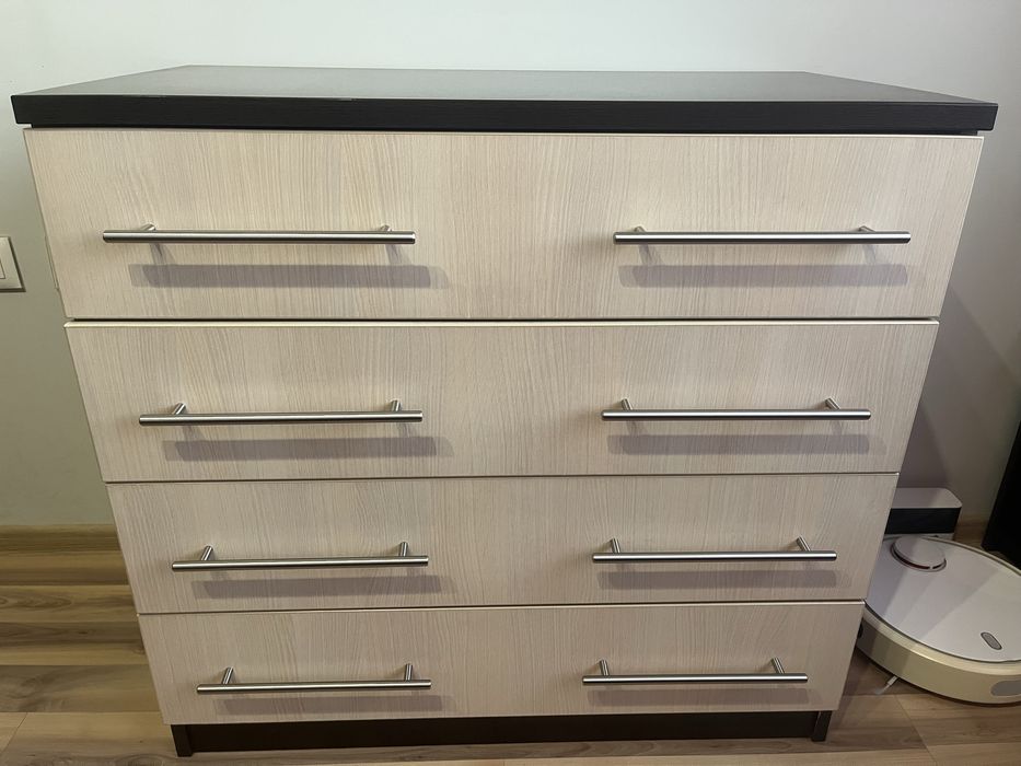 Скрин с четири чекмеджета