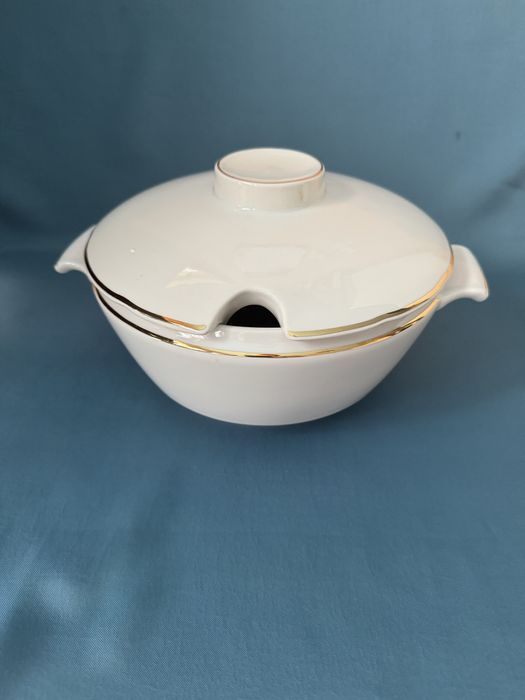 Български порцеланов супник на Изида