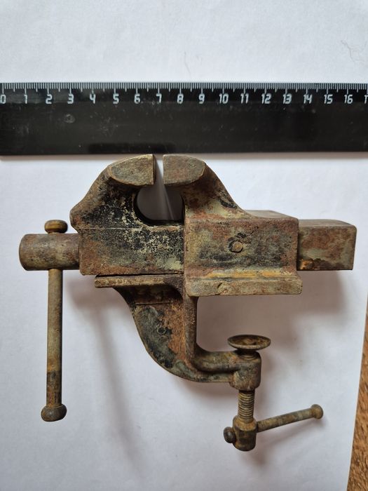 Продаются:  тиски, рубанок