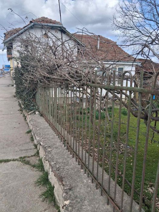 Чаровна селска къща с потенциал за инвестиция – с. Баница, Врачанско!