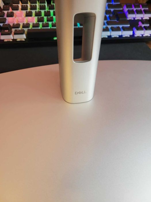 Професионален 32" 4K монитор Dell UP3221Q – с изключителни цветове