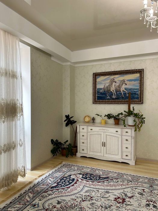 Комод люстра шторы