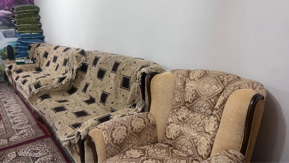 Диван б/у бежвый ц