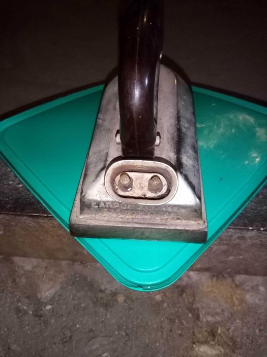 Стара работеща ютия с кабел