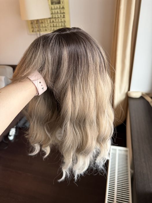 Peruca noua blond ombre cu șuvite ondulata