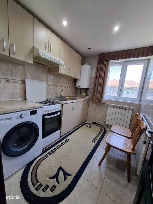 De inchiriat apartament 2 camere, etajul 3, zona semicentrala 1000ron
