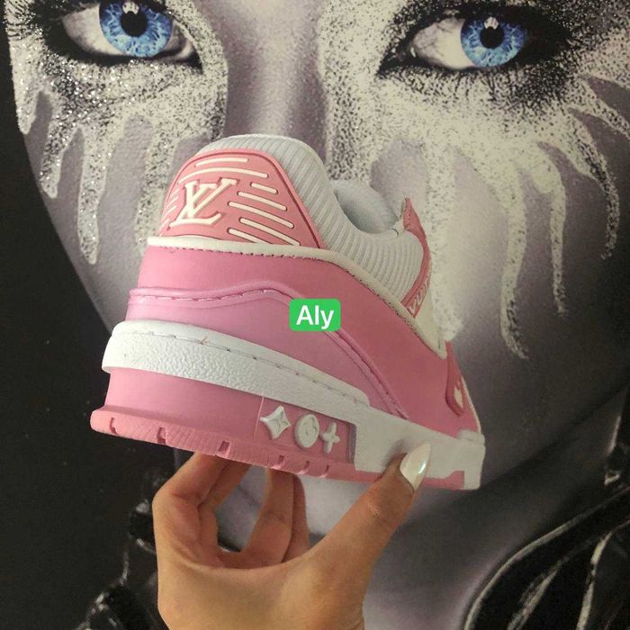 Adidasi dama, din nou în stoc